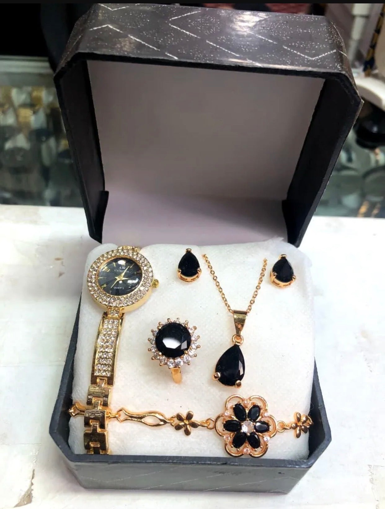 Jewelry box with jewelry